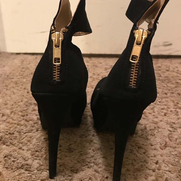 Heels 7 - Picture 2 of 4